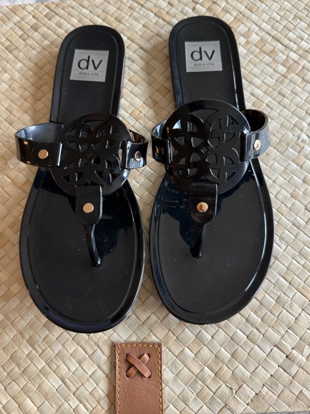 DV by Dolce Vita Black Cutout Medallion Jelly Thong Sandals NWOT